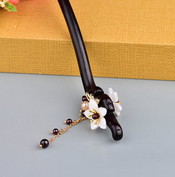 Vintage White Flower Wood Hair Stick Minimalist Tassels Hair Stick Hair Holder